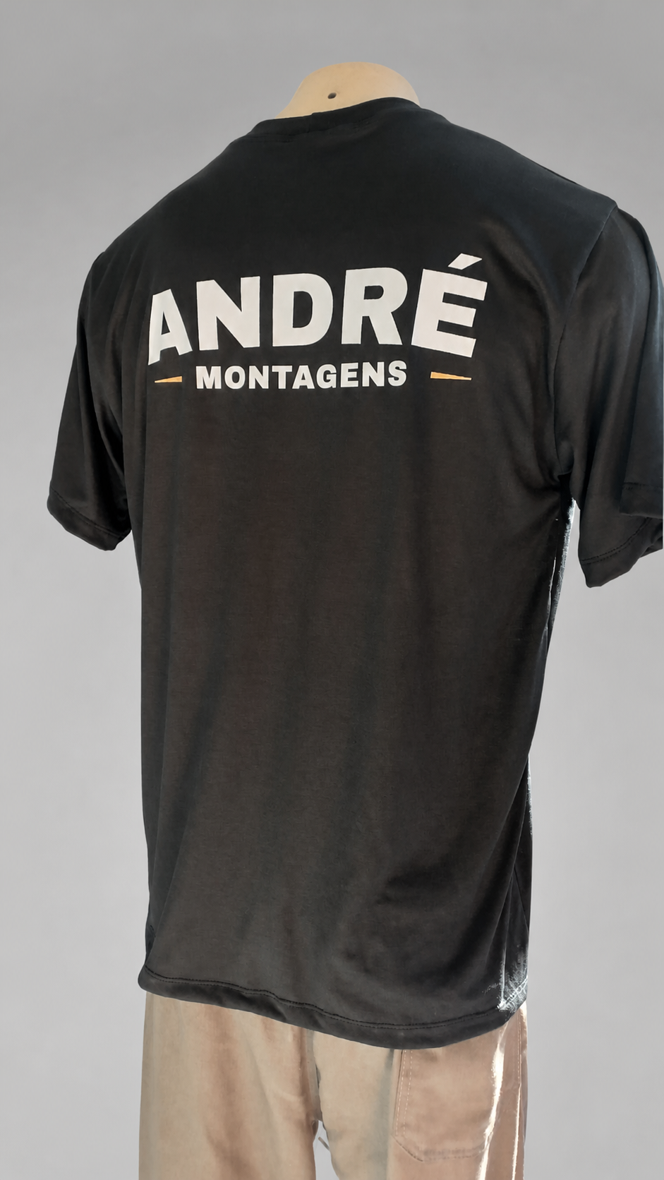 Camiseta PV preta com estampa institucional nas costas