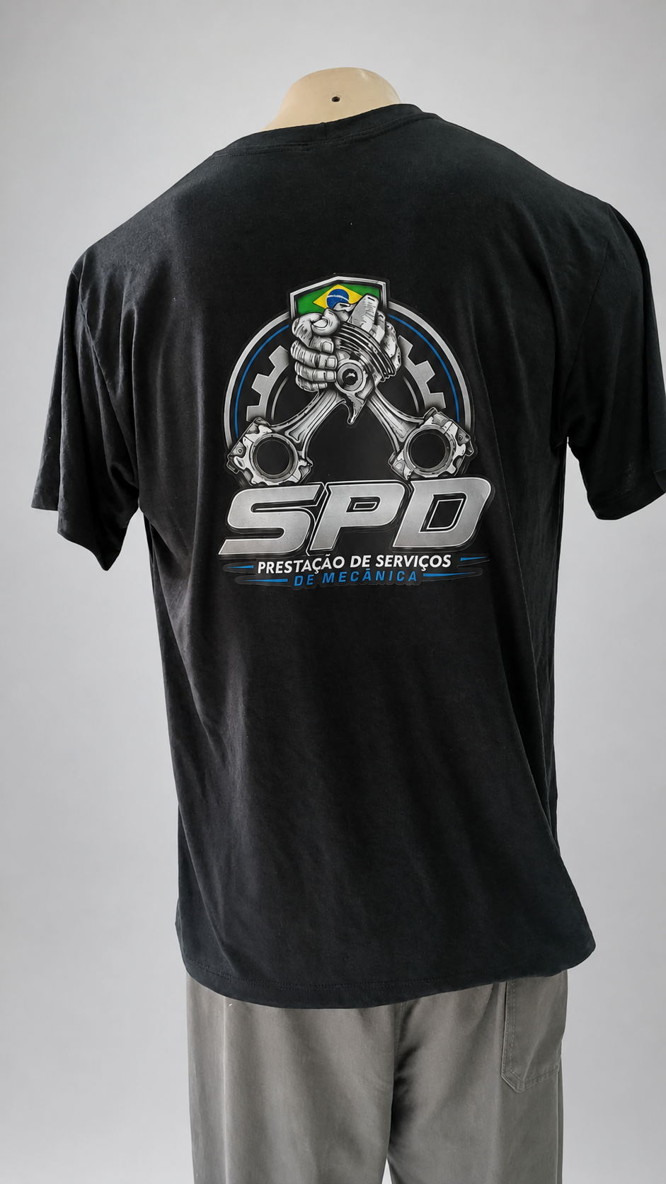 Camiseta PV preta com arte automotiva em DTF
