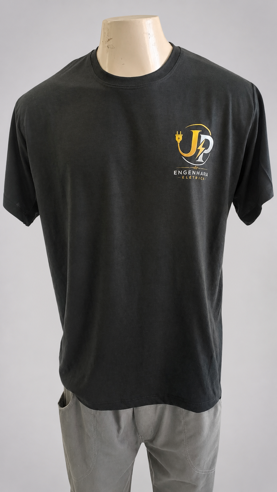 Camiseta PV preta com logotipo no peito