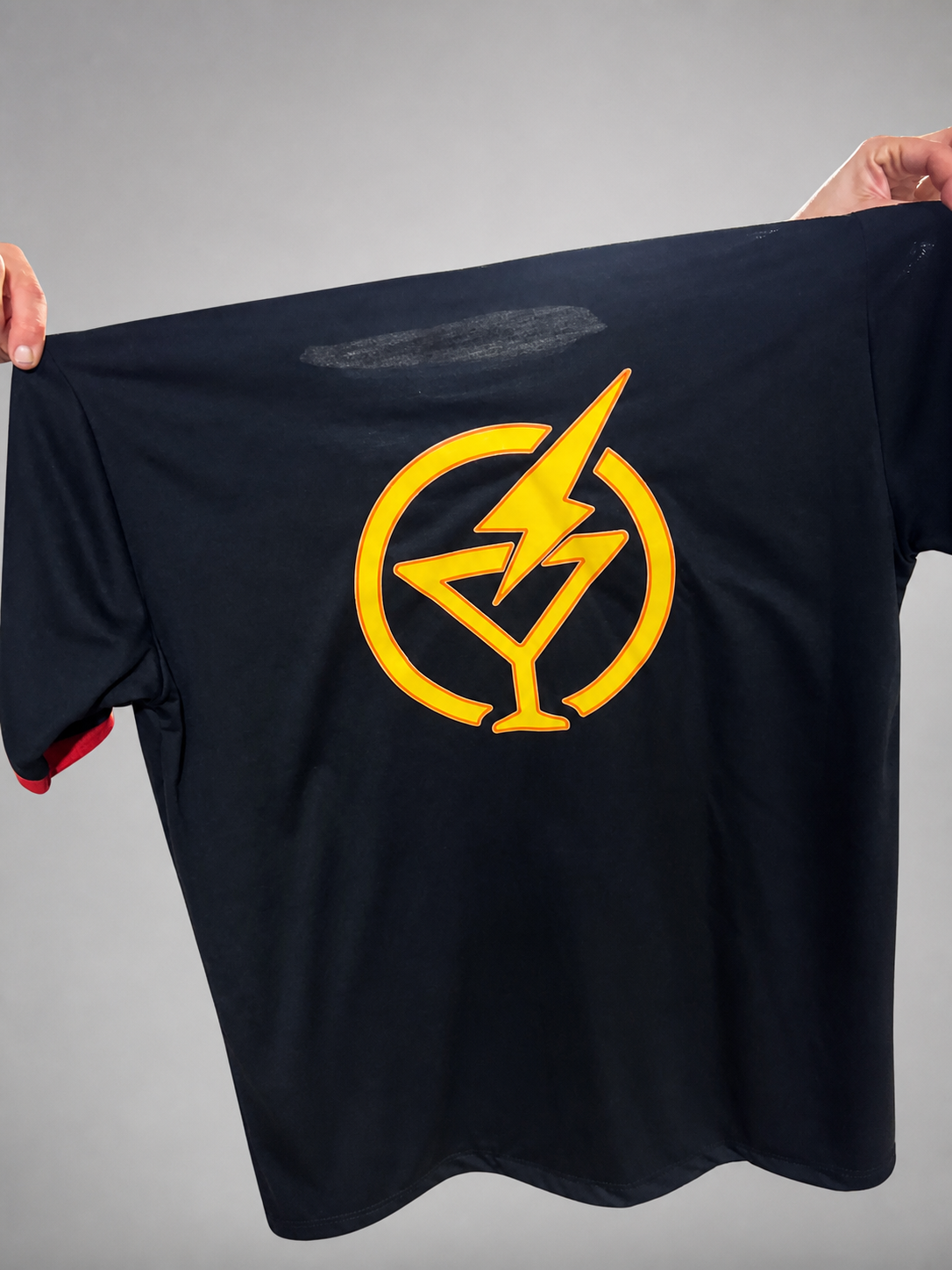 Camiseta PV preta com estampa DTF colorida