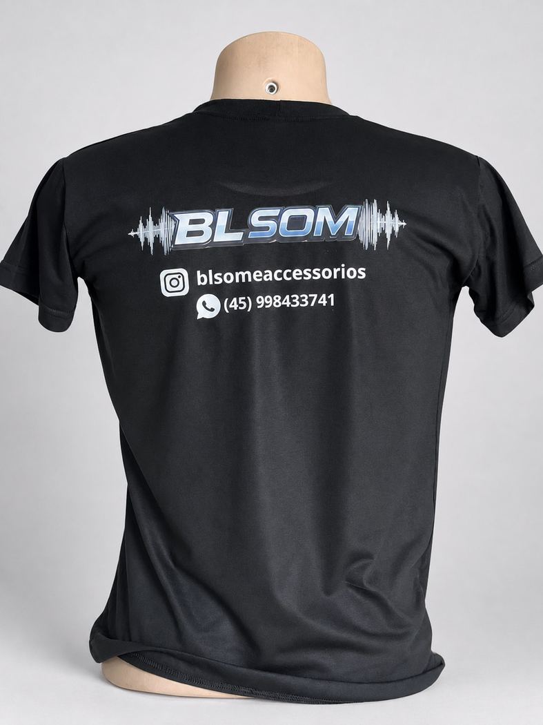 Camiseta PV preta com estampa institucional nas costas