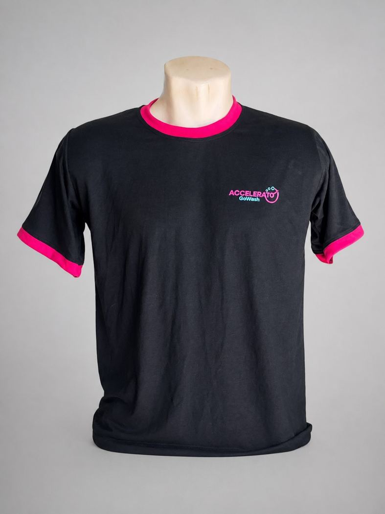 Camiseta PV preta com acabamento rosa