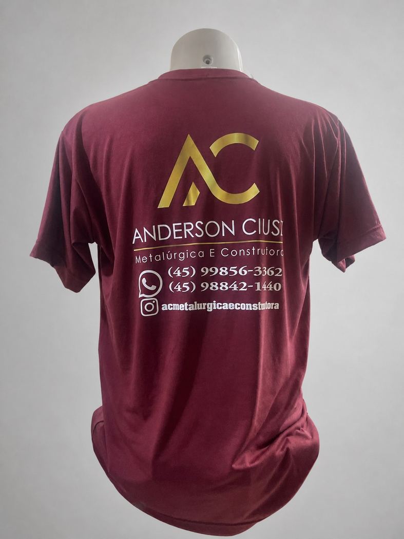 Camiseta PV bordô com estampa dourada