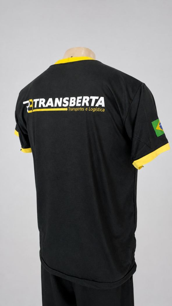 Camiseta PV preta com acabamento amarelo e estampa nas costas