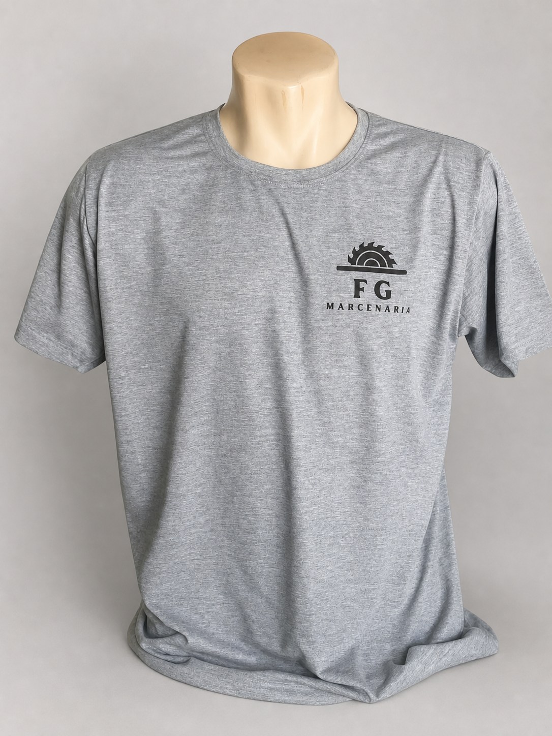 Camiseta de poliéster cinza com aplicação frontal