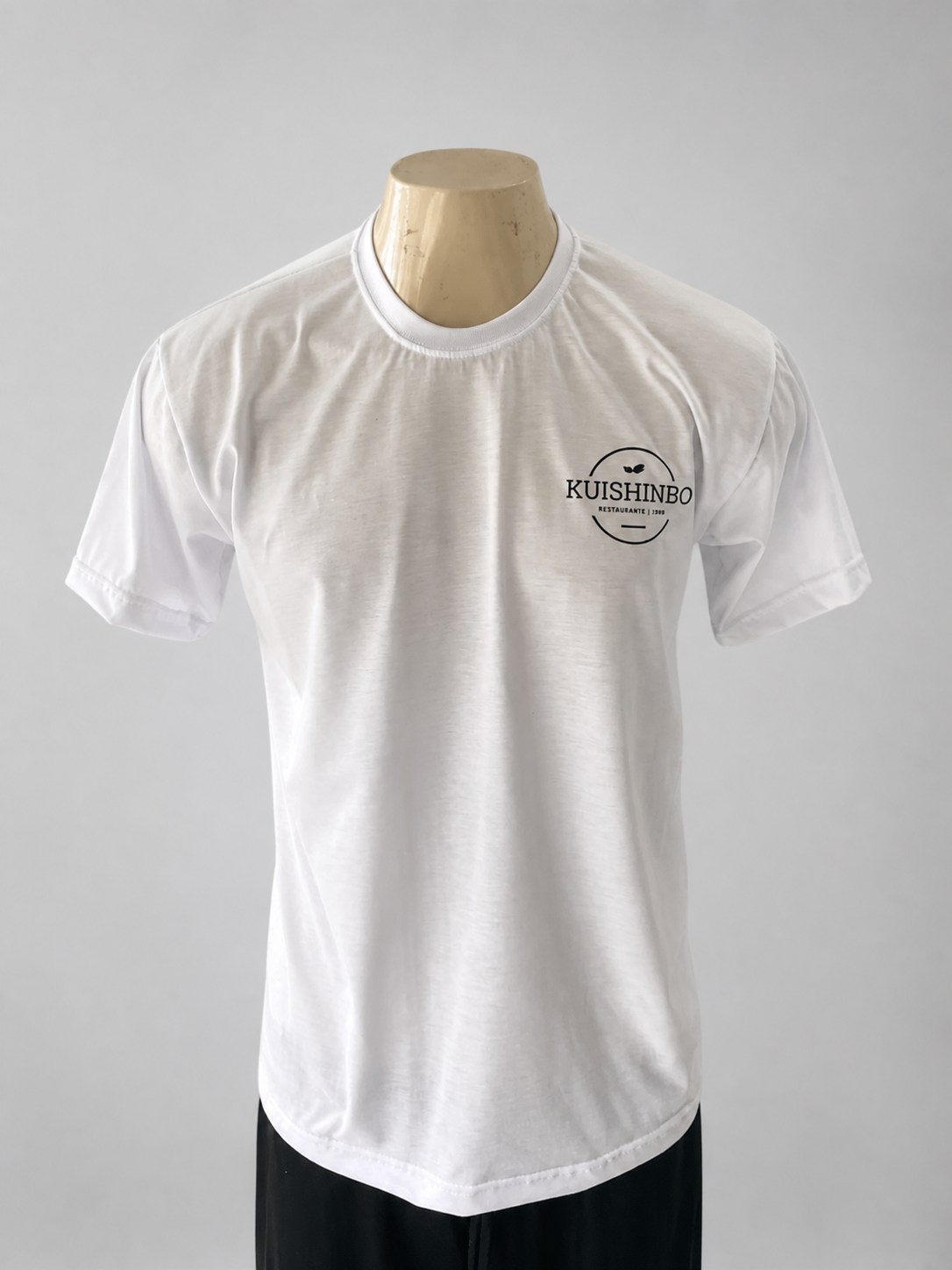 Camiseta branca com logo no peito