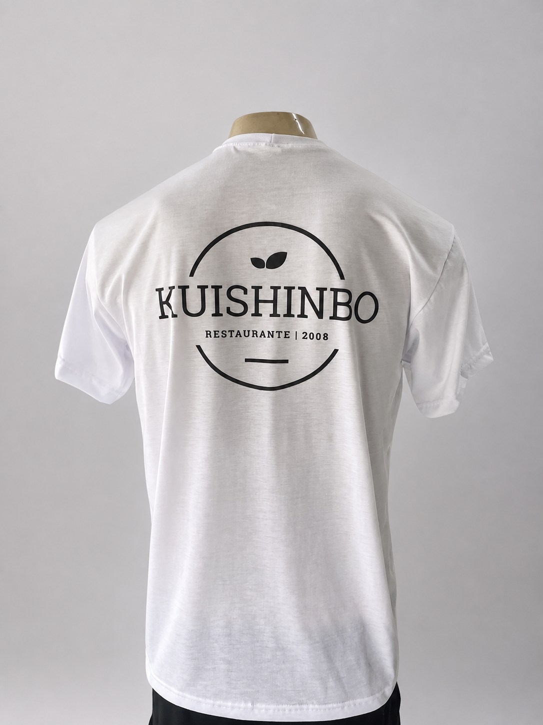 Camiseta branca com estampa nas costas