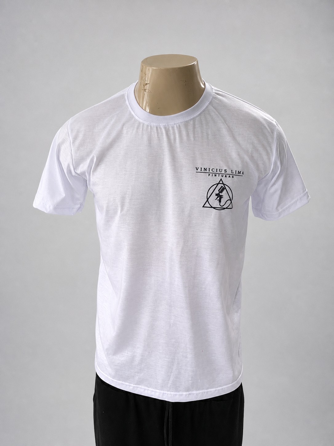 Camiseta branca personalizada na frente
