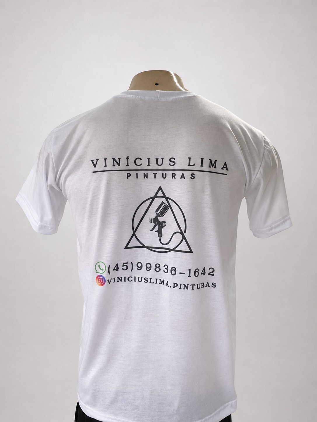 Camiseta branca com estampa grande nas costas