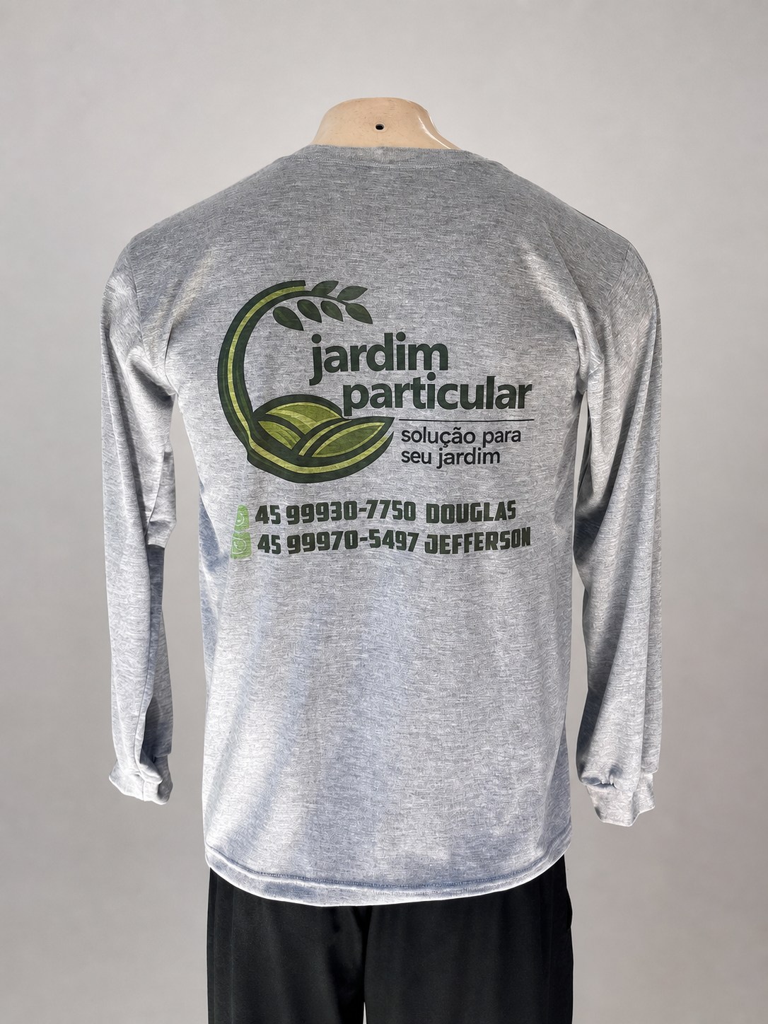 Camiseta cinza de manga longa personalizada nas costas