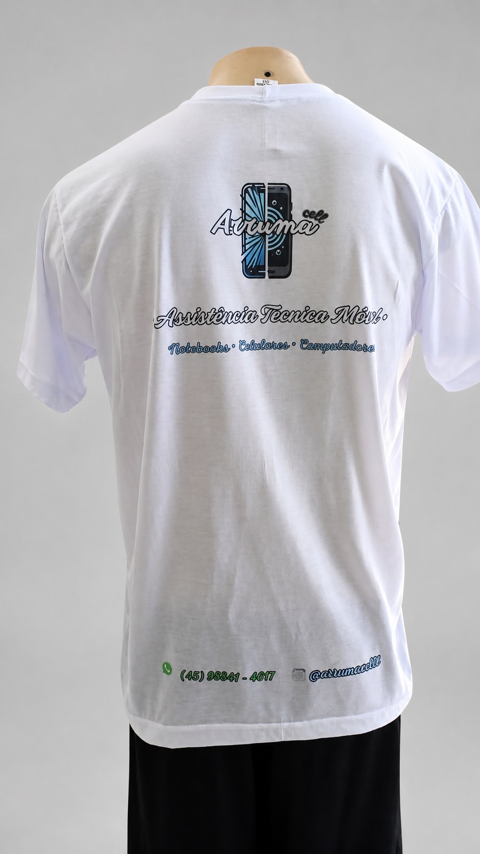 Camiseta de poliéster branca com estampa colorida nas costas