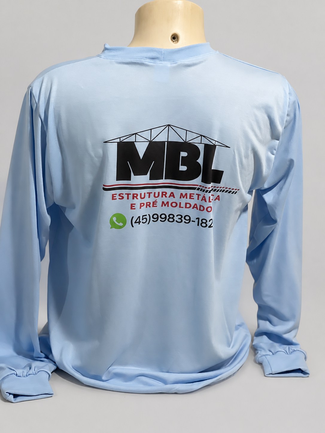 Camiseta de poliéster azul bebê com estampa nas costas