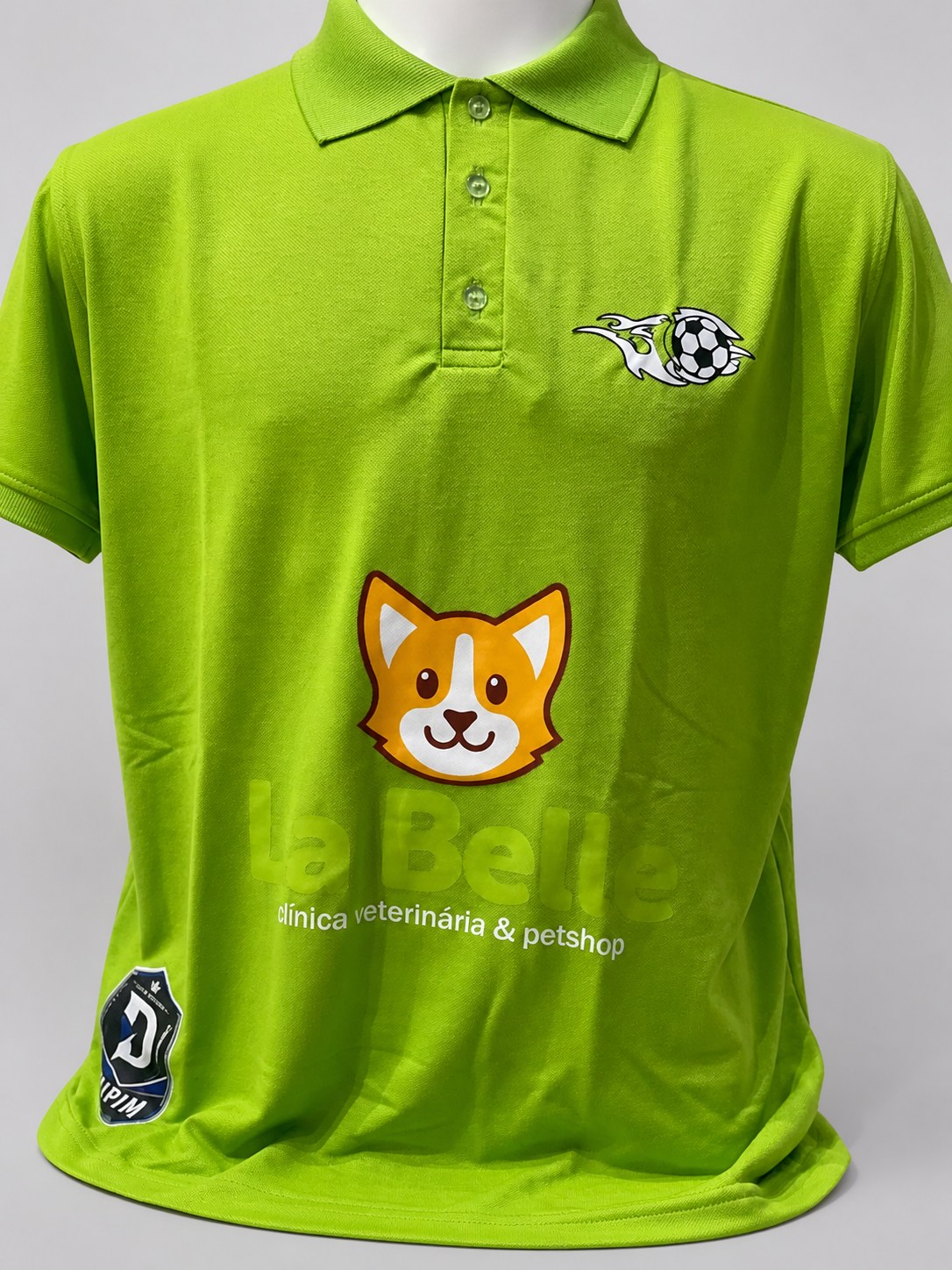 Polo verde personalizada com múltiplas aplicações