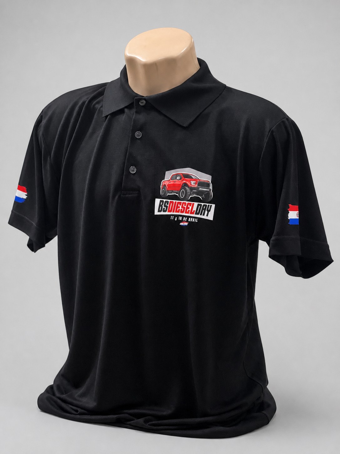 Polo preta com detalhes de manga e estampa frontal