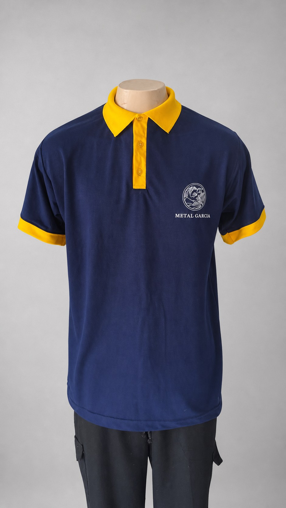 Gola polo azul-marinho com gola e mangas amarelas