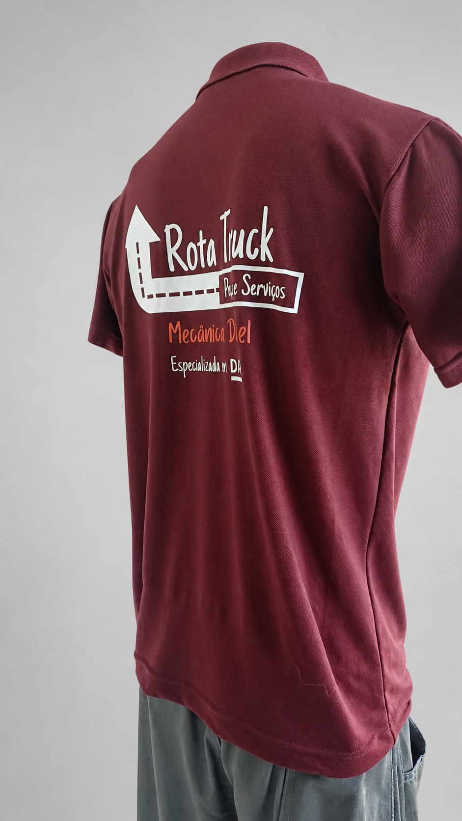 Polo bordô com personalização frontal