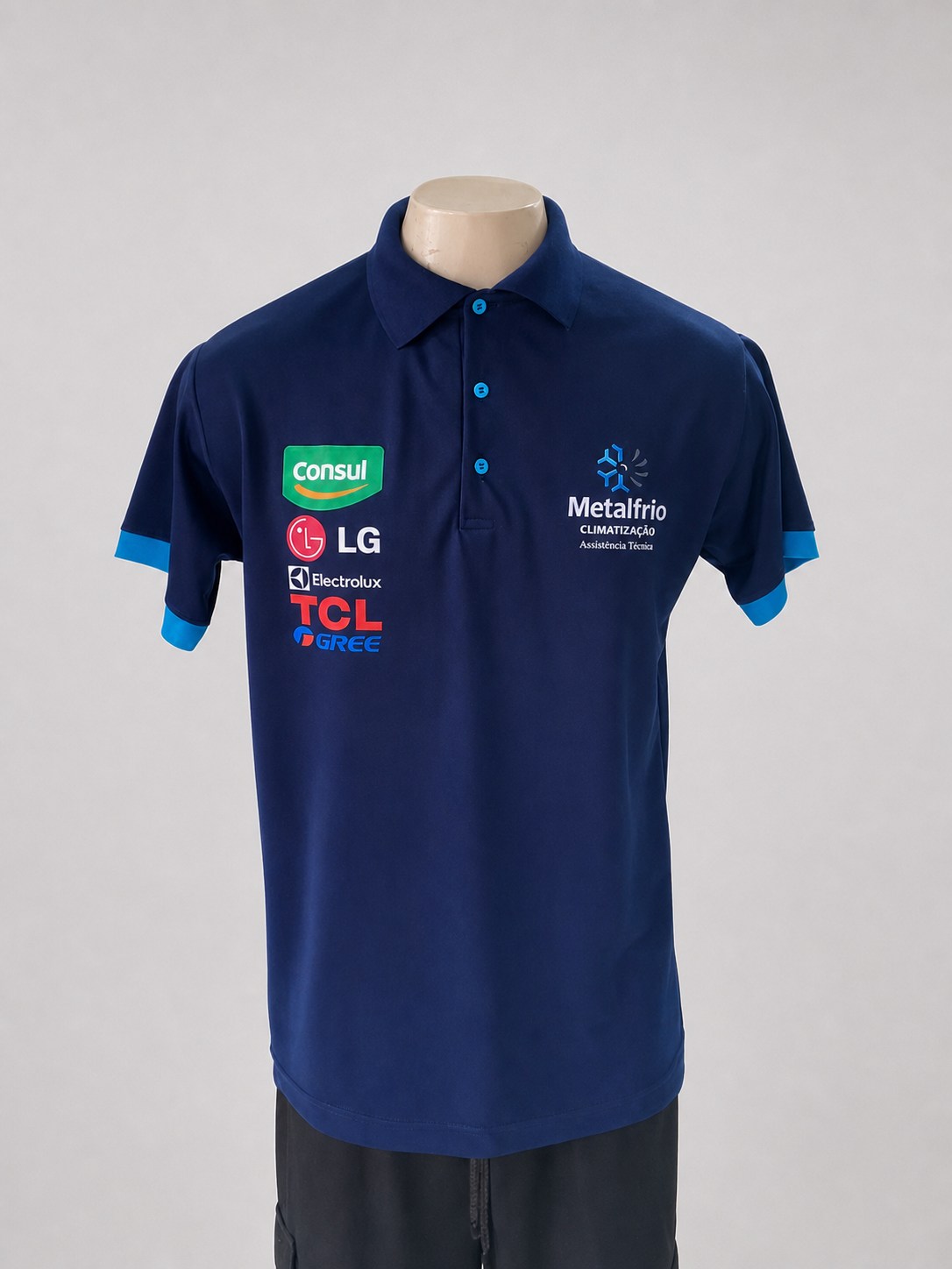 Polo azul-marinho com detalhes azul-claro