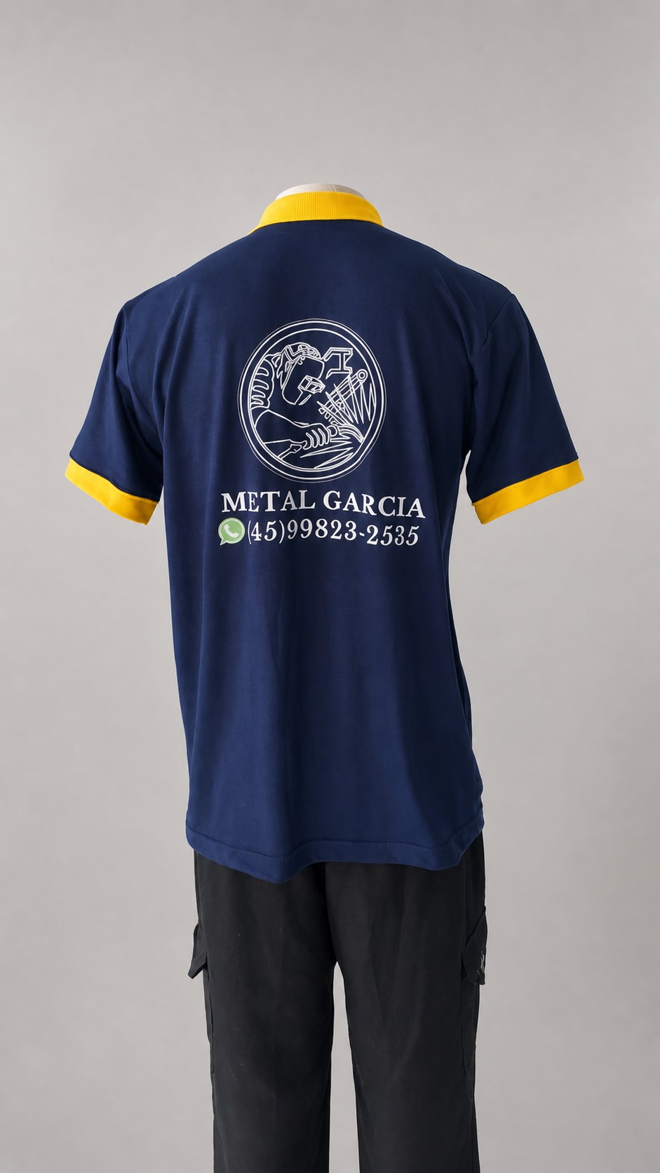 Polo azul-marinho com estampa grande nas costas