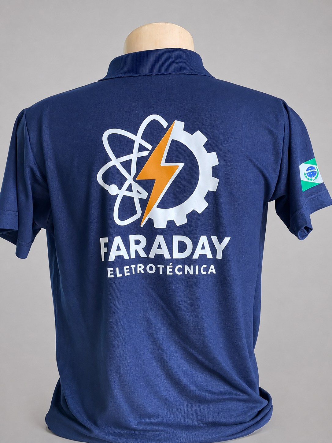 Gola polo azul com estampa grande e bandeira na manga
