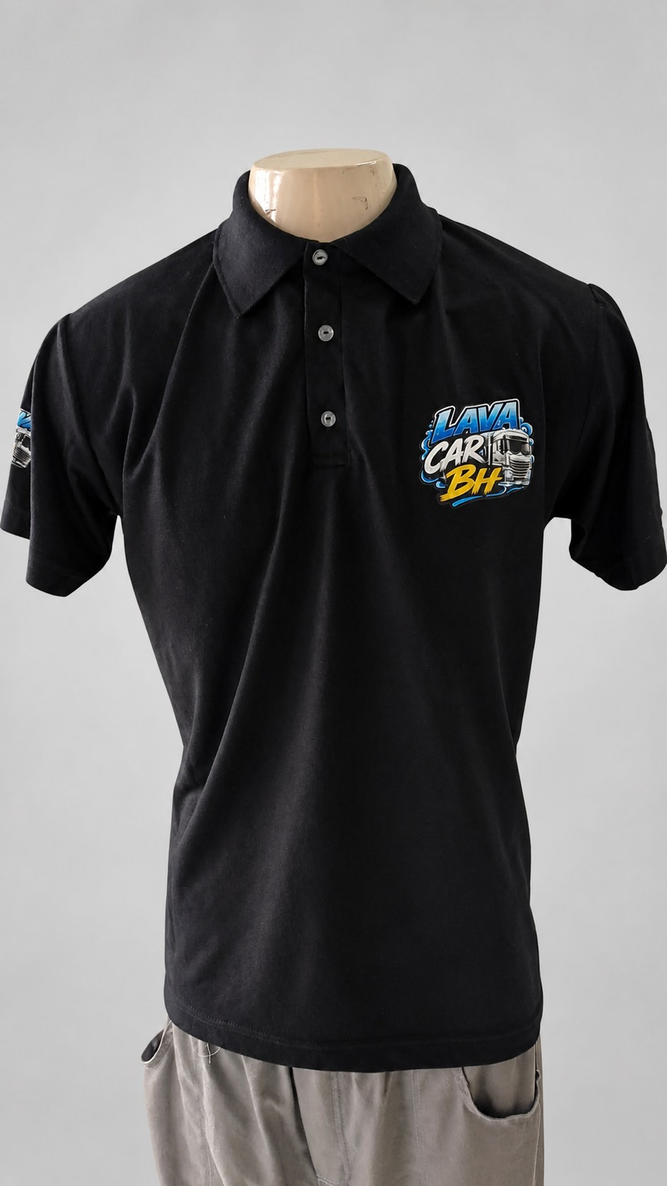 Polo preta clássica com aplicação frontal