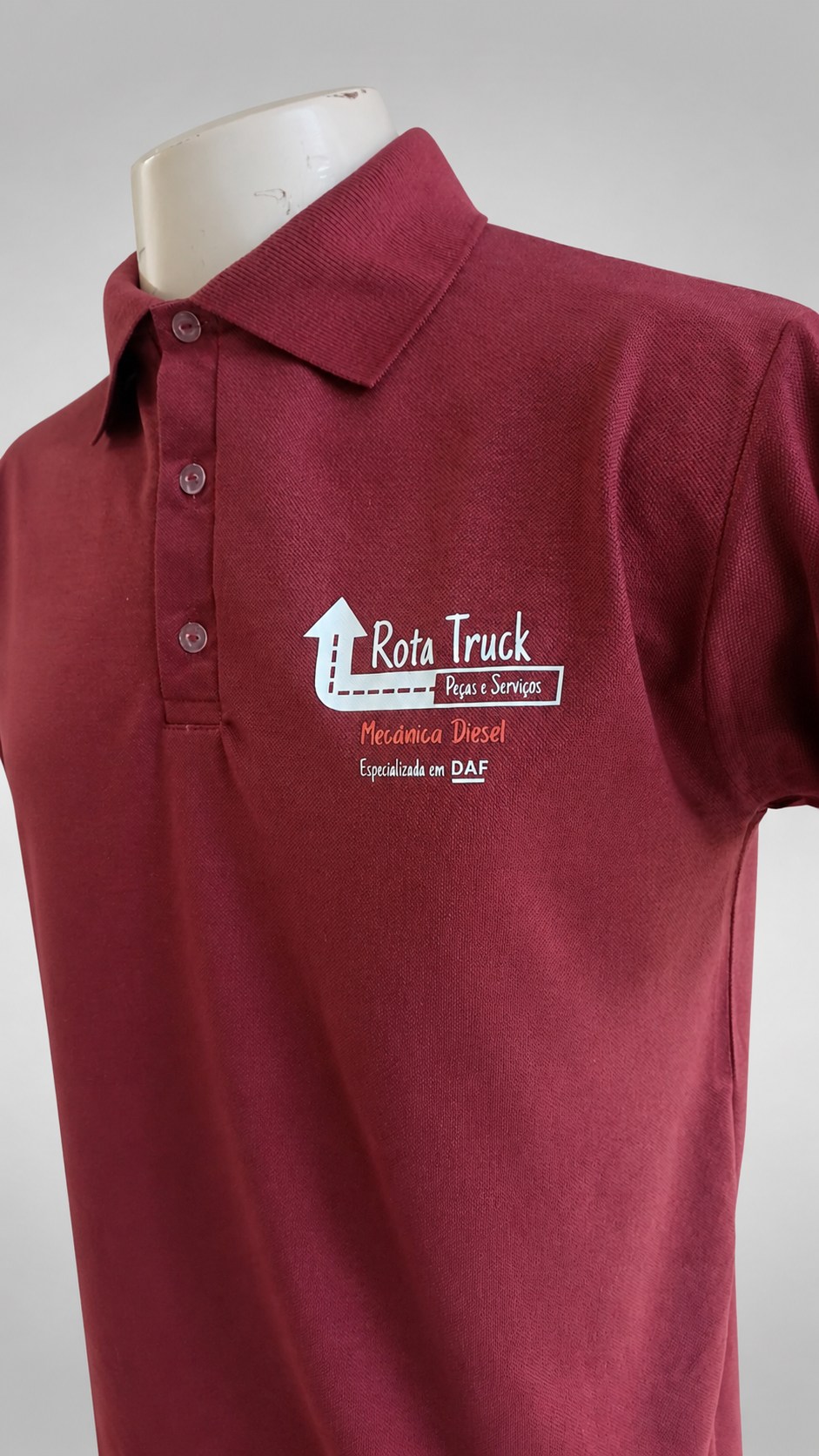 Detalhe de polo bordô personalizada