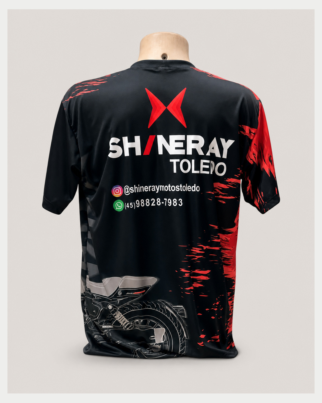 Costas de camiseta preta e vermelha personalizada